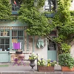 Boulevard Saint-Germain Townhouse By Onefinestay